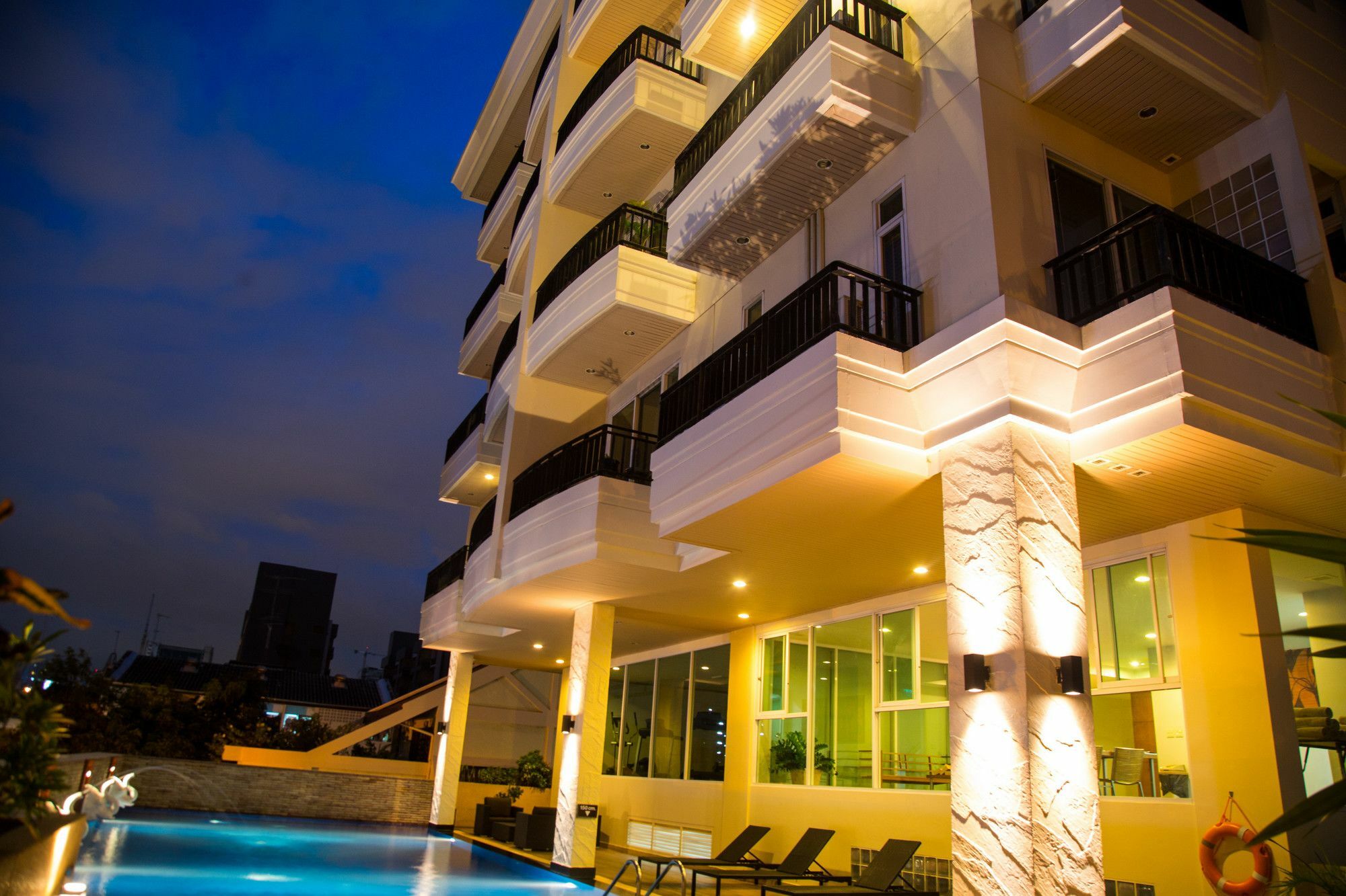 Patio Luxury Suites Bangkok Exterior photo